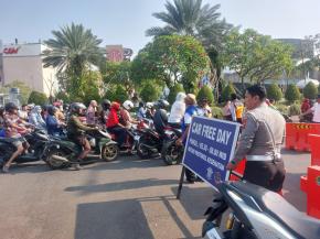 Satlantas Polres Karawang Jaga Kamseltibcarlantas saat Kegiatan Car Free Day Berlangsung