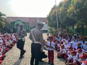 Ikuti Keseruan Unit Kamsel Satlantas Polres Karawang saat Laksanakan Police Goes to School di SDN Karawang Wetan 1