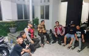 Kanit Sabhara Polsek Batujaya bersama Anggotanya Sambangi Masyarakat Desa Karyamakmur untuk melaksanakan Kegiatan Ngawangkong