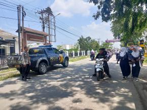 Anggota Patroli Polsek Tirtajaya Antisipasi Kenakalan Remaja saat Kepulangan Sekolah di Wilayahnya