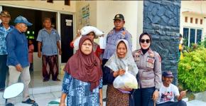 Panit Binmas Polsek Rengasdengklok, Monitoring Penyaluran Bantuan Pangan Nasional Tahun 2025 di Desa Kertajaya