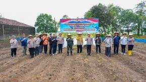 Polres Karawang Dukung Swasembada Pangan, Kapolres Pimpin Penanaman Jagung Serentak Kuartal I tahun 2026