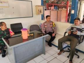 Silaturahmi Kamtibmas, Bhabinkamtibmas bersama Babinsa Ngawangkong Bareng Warga Desa Walahar