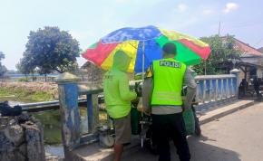 Anggota Polsek Tirtajaya Himbau Masyarakat tentang Bahaya Karhutla dan Kamtibmas