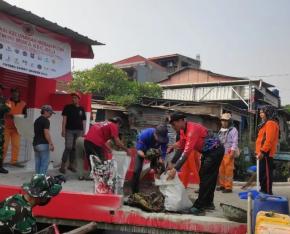 Tim Tagana Kota Depok Bantu Membersihkan Sampah di Aliran Kali di Sekitar Pasar Kemiri