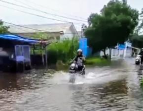Hujan Seharian, Jalan di Komplek Tanjungmekar Karawang Tergenang; Warga Minta Drainase Segera Dibenahi

 
