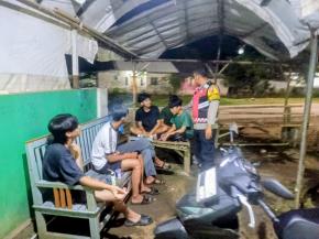 Khususnya di Wilkum Polsek Tempuran, Himbau Anak Muda yang Sedang Nongkrong Agar Mentaati Peraturan Jam Malam.