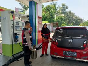 Guna Ciptakan Rasa Nyaman dan aman kepada warga Masyarakat saat mengisi bahan bakar, Personil Polsek Tempuran Sambangi SPBU.