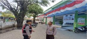Personil Polsek Sampaikan Humanis Agar Waspada ke Petugas Jaga Puskesmas Loji Saat Patroli Siang