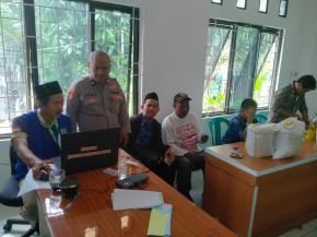 Bhabinkamtibmas Polsek Rengasdengklok Lakukan Monitoring dan Pengamanan Distribusi Bantuan Beras untuk 499 KPM