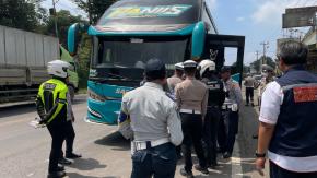 Satlantas Polres Karawang Lakukan Pengecekan Kondisi Kendaraan Bus Antar Kota di Bypass Jomin