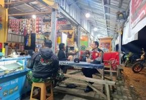 Personil Polsek Tegalwaru Patroli Dialogis Malam hari Ajak Warga Waspada Kejahatan Incar Pertokoan