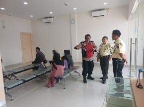 Anggota Polsek Batujaya Sambangi Scurity Bank BJB Unit Batujaya di siang hari
