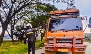Polantas Menyapa, Petugas Berikan Imbauan Tertib Lalu Lintas Kepada Sopir Truk yang Parkir di Badan Jalan Raya Karawang