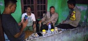 Bhabinkamtibmas Polsek Jatisari Patroli Malam Sambangi Pemukiman Warga