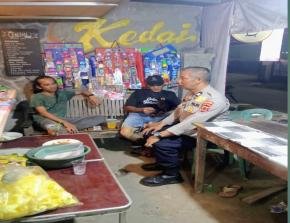 Personel Polsek Tegalwaru Giat Patroli Dini hari di Desa Cipurwasari Ajak Warga Waspada Kamtibmas