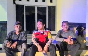 Bhabinkamtibmas Polsek Telagasari Dampingi Warga Lakukan Ronda