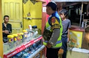 Upaya Rutin Pak Bhabinkamtibmas Ikut Serta Dalam Giat Ronda Bersama Warga