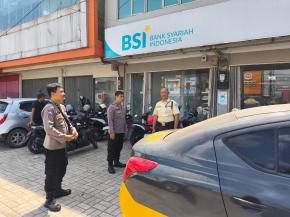 Pantau Perbankan (BSI),Patroli Sore Polsek Cikampek Pesan Kantibmas Security