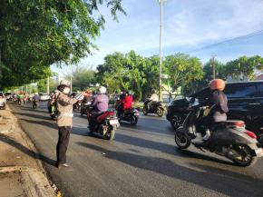 Jaga Kelancaran Jalan Raya, Satlantas Polres Karawang Konsisten Menggelar Pengaturan Arus Lalu Lintas