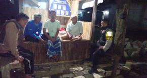 Bhabinkamtibmas Patroli Dialogis Sambangi Warga Sedang Jaga Ronda Malam