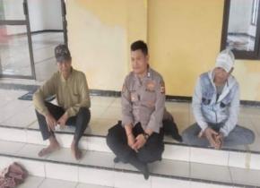 Bripka Satim Anggota Bhabin Polsek Banyusari Melaksanakan Sosialisasikan Bahaya Judi Online Kepada Masyarakat