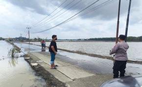 Bhabinkamtibmas Polsek Telukjambe Timur Cek Kondisi Banjir di Dusun Tegal Luhur Pasca Hujan Deras