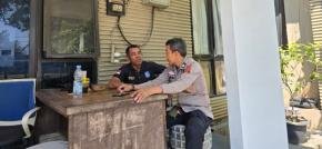 Sambang Warga Bhabinkamtibmas Polsek Karawang Beri Imbauan Pesan Kamtibmas dengan Humanis