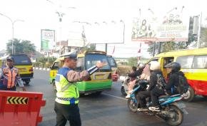 Satlantas Polresta Karawang Laksanakan Gatur Lalin, Urai Kemacetan hingga Kepadatan Kendaraan saat Hari Weekend