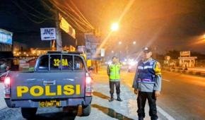 Pastikan Pertigaan Kopel Kondusif, Personel Polsek Klari Lakukan Patroli Malam