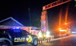 Anggota Polsek Tirtajaya Ciptakan Keamanan di Perbatasan Tirtajaya dengan Jayakerta di malam hari