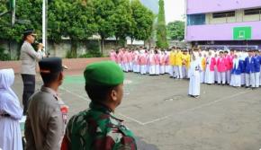 Kapolres Metro Depok, Kombes Pol Abdul Waras Hadiri Upacara Bendera di SMK 2 Perintis Depok, Kapolres Sampaikan Pesan Pembinaan Karakter
