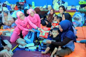 Ketua Umum Bhayangkari Salurkan Bantuan Lewat Ketua Bhayangkari Daerah Jawa Barat untuk Korban Longsor di Cisarua