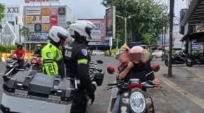 Polantas di Karawang Berikan Teguran Humanis Kepada Pelanggar di Jalan Raya Johar
