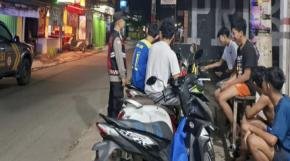 Personil Polsek Tegalwaru Patroli Malam Sasar Tongkrongan Anak Muda di Loji Beri Pesan Jauhi Tawuran