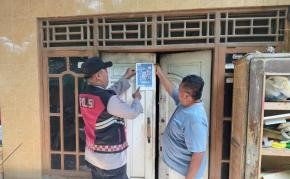 Anggota Polsek Batujaya mensosialisasikan QR Code Div Propam Polri