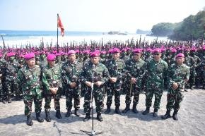 JEJAK PANJANG PARA KESATRIA AMFIBI, PANGKORMAR KUKUHKAN 947 PRAJURIT PETARUNG DENGAN BARET UNGU