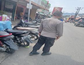 Pastikan Parkir Motor di Pasar Loji Aman, Personil Polsek Tegalwaru Patroli dan Monitor