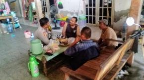 Bhabinkamtibmas Polsek Klari Sambangi Warga yang Melaksanakan Ronda Malam