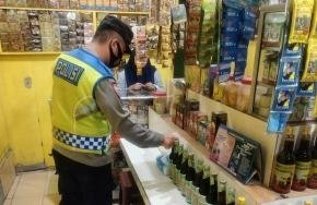 Anggota Polisi Polsek Banyusari Gelar Razia Miras Demi Ciptakan Situasi Kamtibmas Kondusif