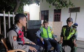 Upaya.Pak Bhabinkamtibmas Polsek Telagasari Gencar Laksanakan Ronda, Cegah Gukamtibmas Bersama Warga