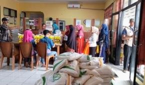 Senyum Warga Babakan dan Sindang Palay Mengembang Usai Terima Bantuan Pangan