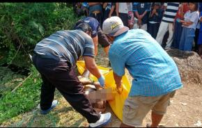 Petugas Reskrim Polsek Rengasdengklok bersama Tim Inafis Polres Karawang, Mengevakuasi Mayat Tanpa Identitas