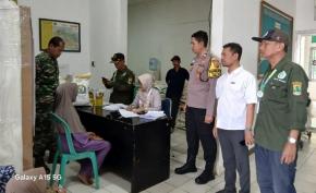 Para Bhabinkamtibmas Polsek Klari Monitoring Penyaluran Bansos Pemerintah di Masing Masing Desa