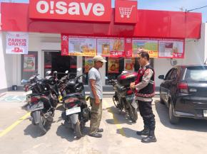 Linmas Desa Cintalaksana Diedukasi Waspada oleh Personil Polsek Tegalwaru Pada Patroli Siang