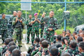 KAS KORMAR TINJAU KESIAPAN PRAJURIT MARINIR JELANG PENUGASAN DI DAERAH STRATEGIS