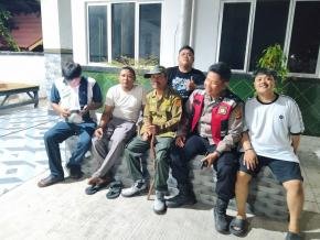 Anggota Polsek Batujaya Himbau Masyarakat Desa Karyamakmur melalui kegiatan Ngawangkong