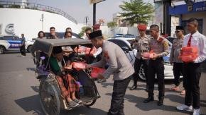 Jumat Berkah Tanpa Henti, Kapolres Karawang Hadirkan Kepedulian di Tengah Masyarakat