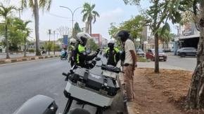 Upayakan Kamseltibcarlantas Presisi, Satlantas Polresta Karawang Bina Etika Berlalu Lintas Kepada Pengendara Motor