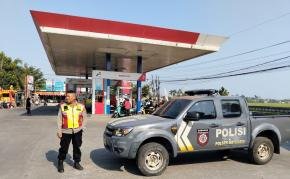 Anggota Polsek Batujaya melaksanakan Patroli Prekat di SPBU Batujaya